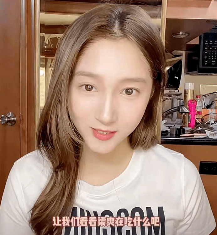 女孩 关晓彤视频滤镜翻车,下巴变形脸型奇怪,分享美食再遭网友吐槽
