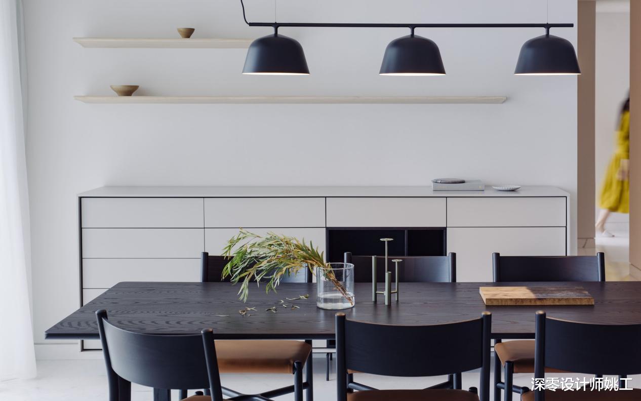 别嫌白色的家太单调,102㎡搭配灰调,穿插原木色,舒适又耐看