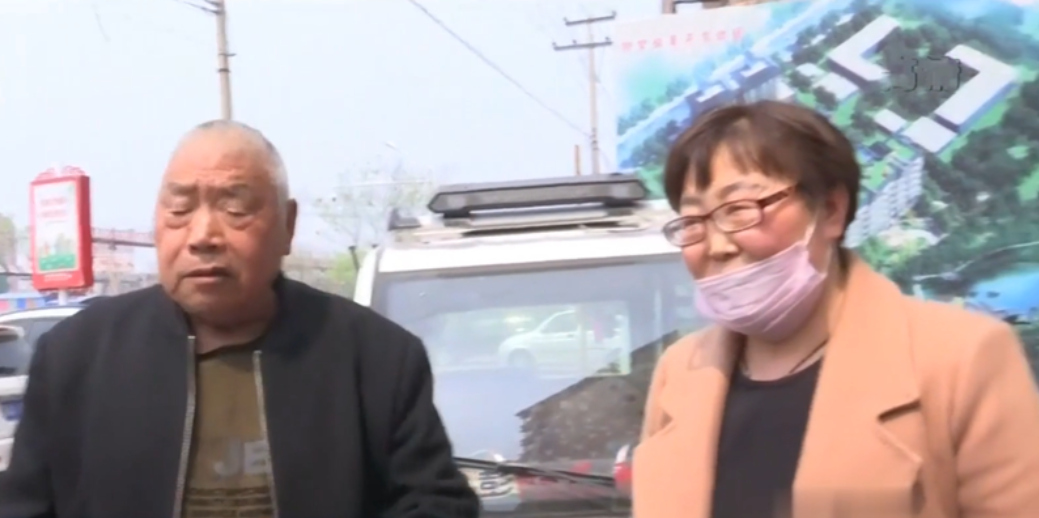 老人霸占楼梯5年，上楼需交50万过路费，不交钱就砸楼梯！