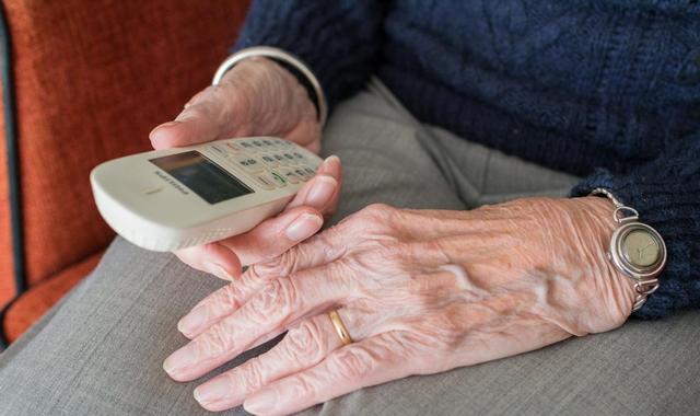 软件|为什么教老人用电子产品这么难：他们无法理解抽象符号建立的逻辑