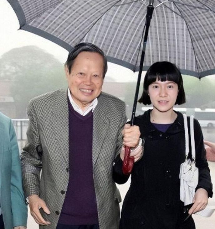 杨振宁|杨振宁夫妇甜蜜出行,穿“情侣毛衣”十指紧扣,差54岁的爱情真香