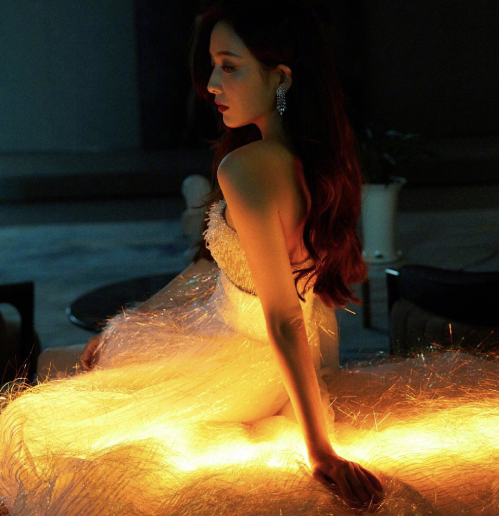 张潮|董璇和佟丽娅同框犹如“黑白天鹅”，一个性感冷艳一个氛围感十足。