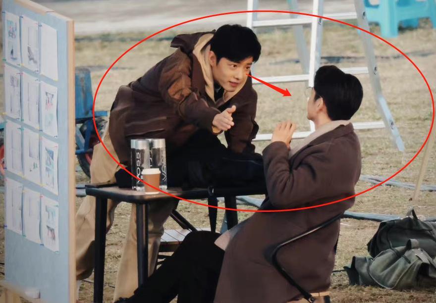 肖战|肖战新路透！与男演员姿态亲密，走路弯腰驼背、脖子前倾引担忧