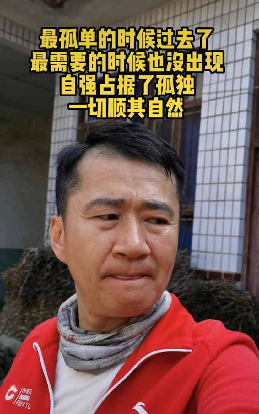 李嘉明|38岁李嘉明回乡下出生地,破旧脏乱堆满干柴,父母已去世物是人非