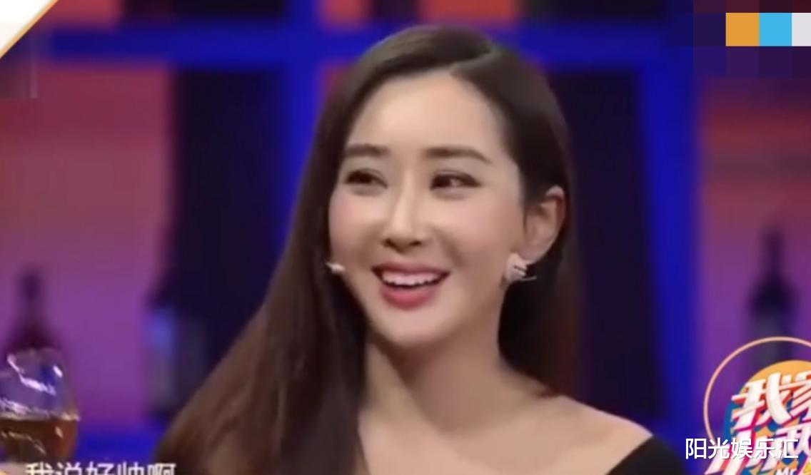 杜若溪|杜若溪结婚8年再穿婚纱，和严屹宽甜蜜对视，小腹微隆被疑怀二胎