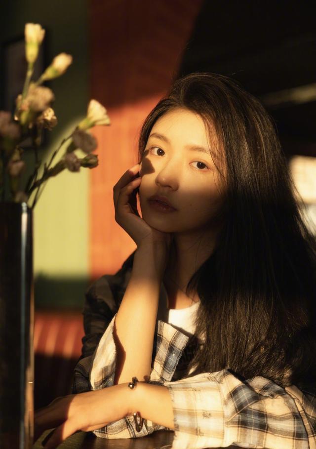 林允|林允身穿黑白格子衬衫大秀美腿！她雪肤玉貌美得不可方物