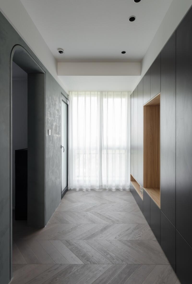 只是改动一面墙,玄关立马大一倍,她90㎡家,简直是教科书式设计