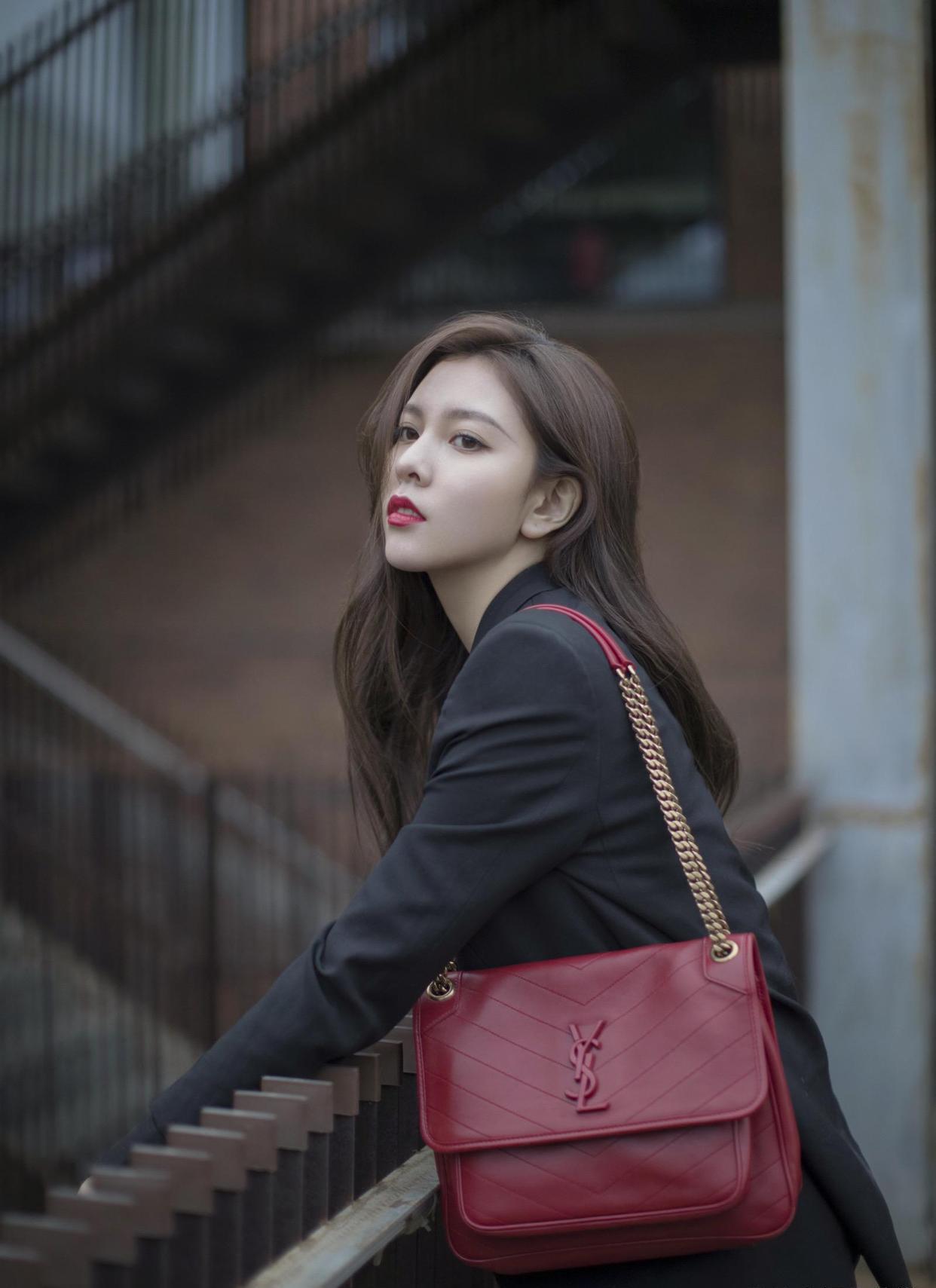 张一山|张一山恋情曝光！与神秘女子回公寓，次日在车内拥吻