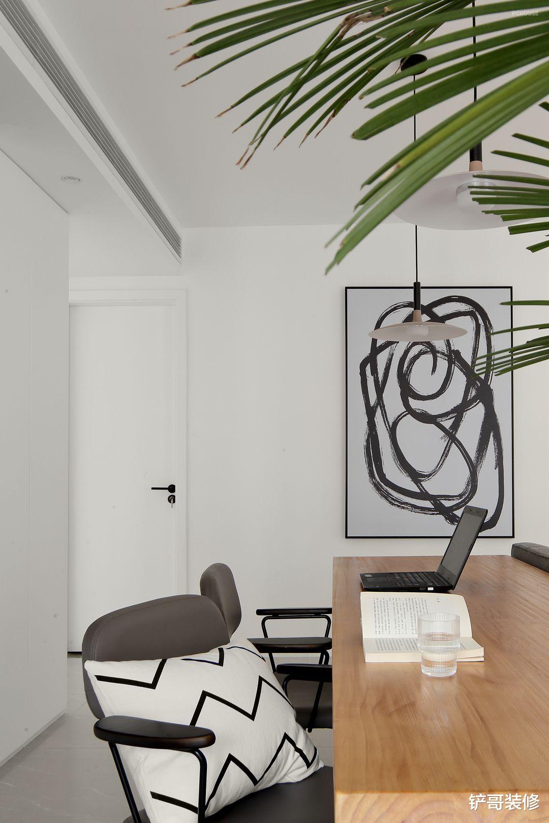 有为青年的家，以简约黑白灰为主，在家开放式办公太自由啦！