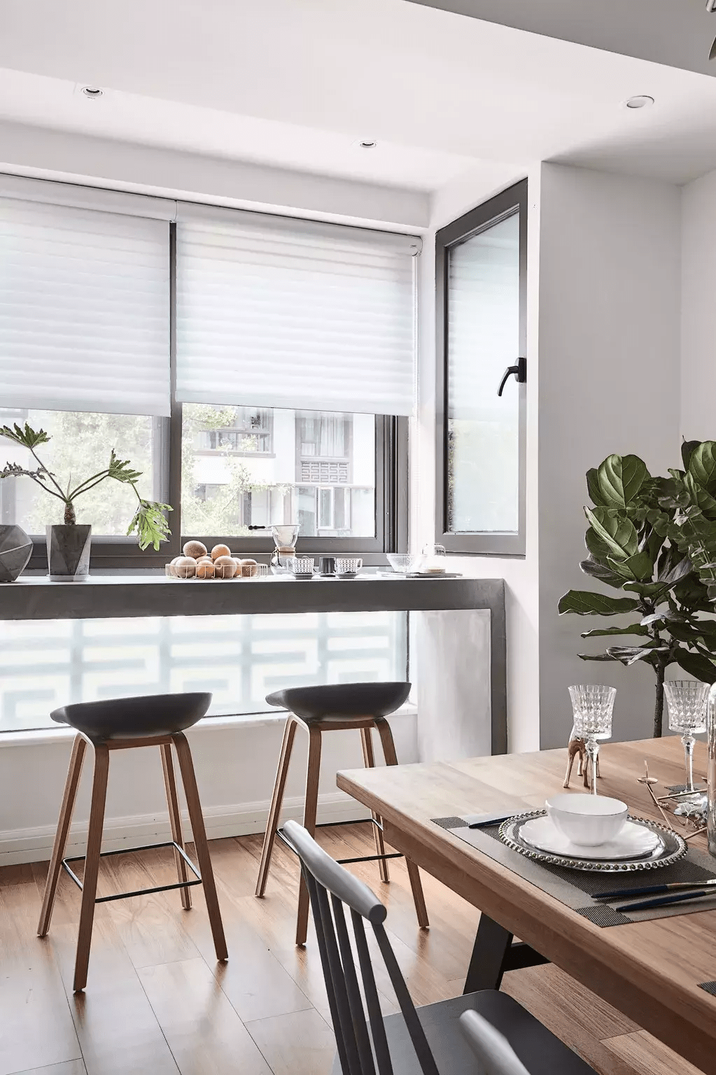 朋友家封阳台居然花了2万块,工人:都怪物业,要求用断桥铝!