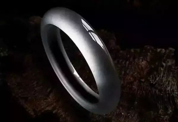 翡翠|如夜明珠般的玻璃种原石,全拿来车珠子了,100万也要打水漂!