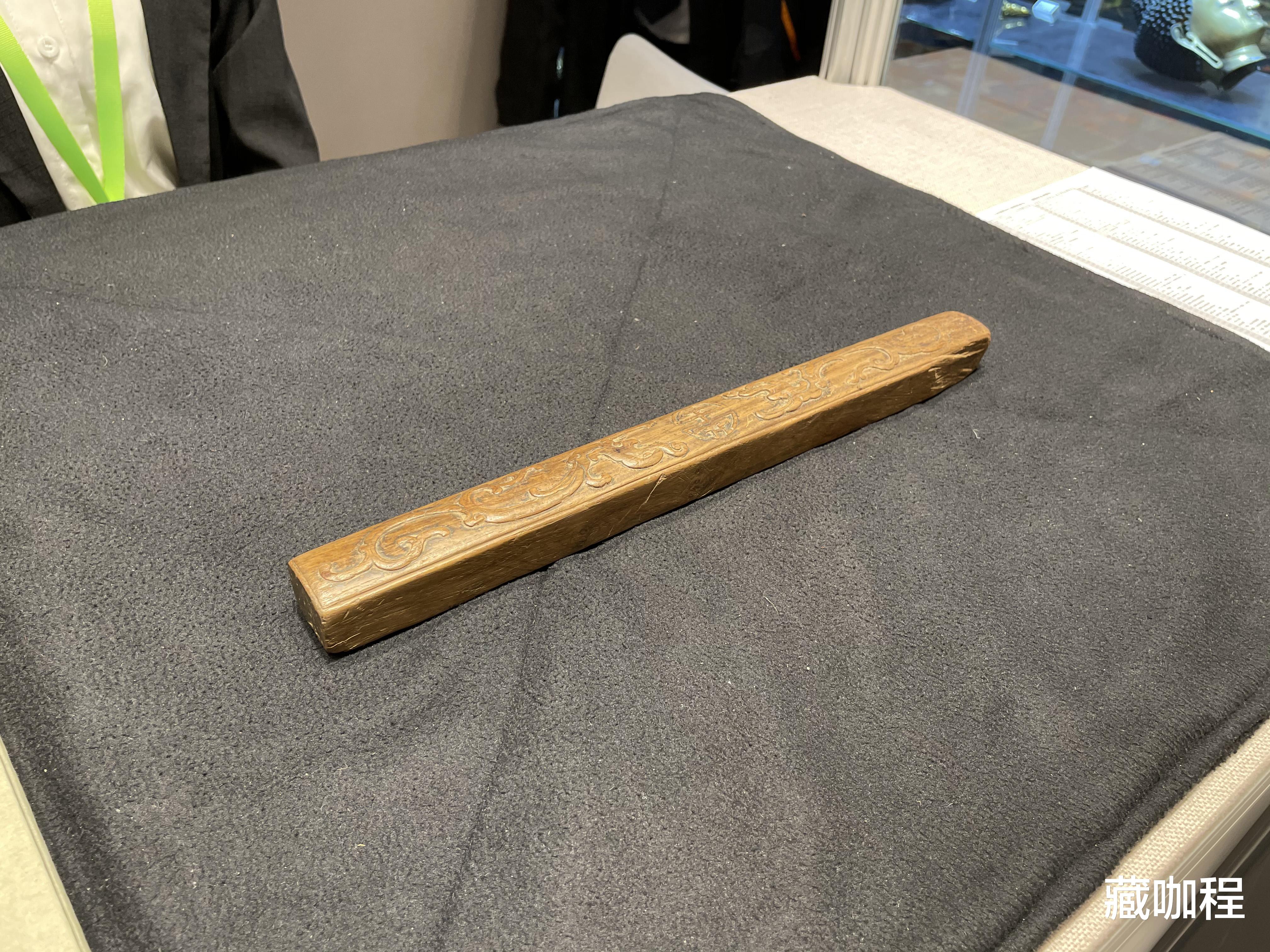 |老气横秋两头微残，黄花梨螭龙捧寿镇尺9.2万成交