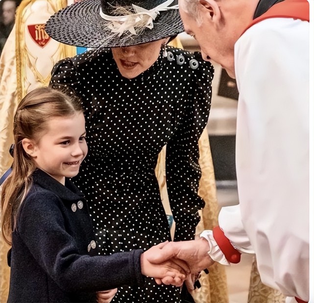 夏洛|唯一的蓝眼公主夏洛特：以前神似戴安娜，如今7岁，越来越像女