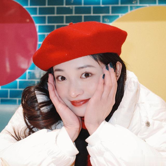 周洁琼|周洁琼头戴红色帽子可爱优雅美照欣赏