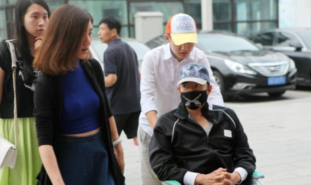 谷智鑫|谷智鑫：34岁拍戏坠马瘫痪，痴情女友照顾他8年，未办婚礼是遗憾