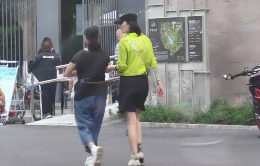 李亚鹏|李亚鹏娇妻生产后带娃外出，全程由外婆照看