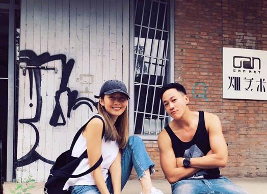 何润东晒出自己的豪宅，夫妻俩都活得好真实，衣柜里的衣服都不叠