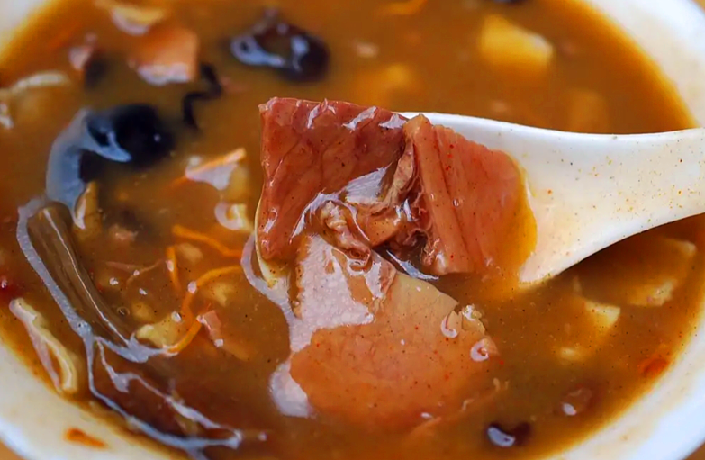 胡辣汤河南男子到早餐店喝胡辣汤12元一碗嫌太贵喝了一口再来一碗