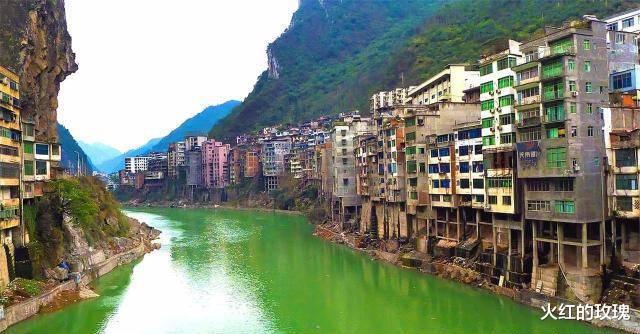 重庆|云南“最窄”小镇，脚下没一块平地，网友：住在这需要多大勇气