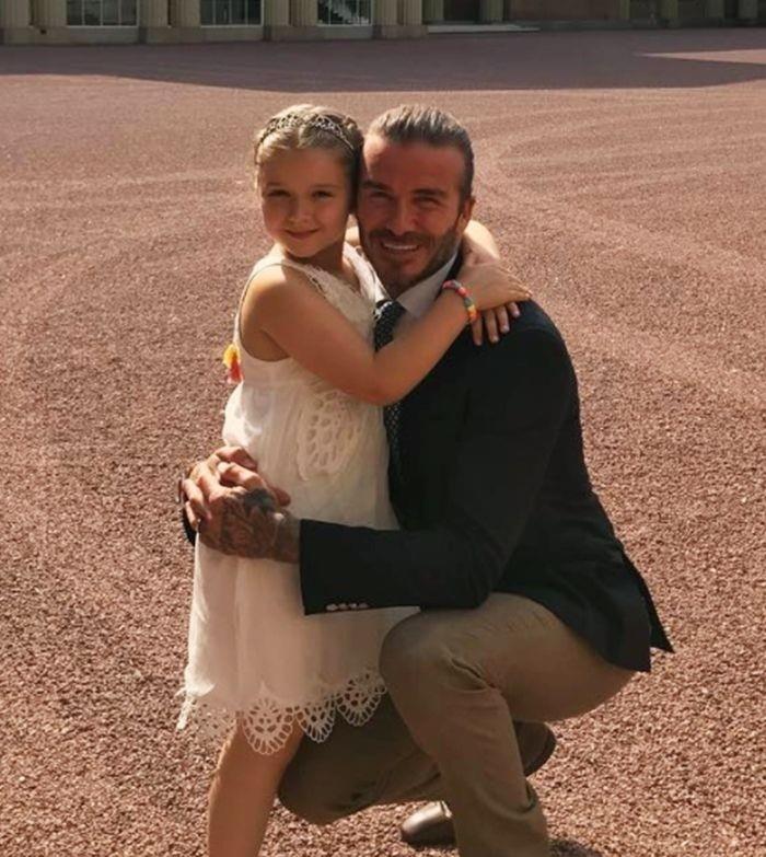 |贝克汉姆女儿10岁变多才艺美少女,化淡妆当哥哥婚礼伴娘出场好美