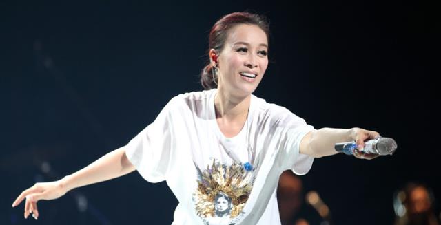 那英|55岁那英频上综艺，真性情爱揭人老底，是天后也遭人嫌