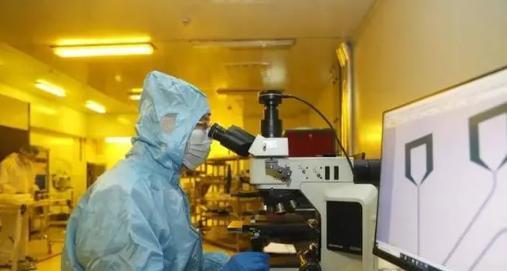 |“换道超车”!中国首条光子芯片生产线正式行动,外媒:我们太笨