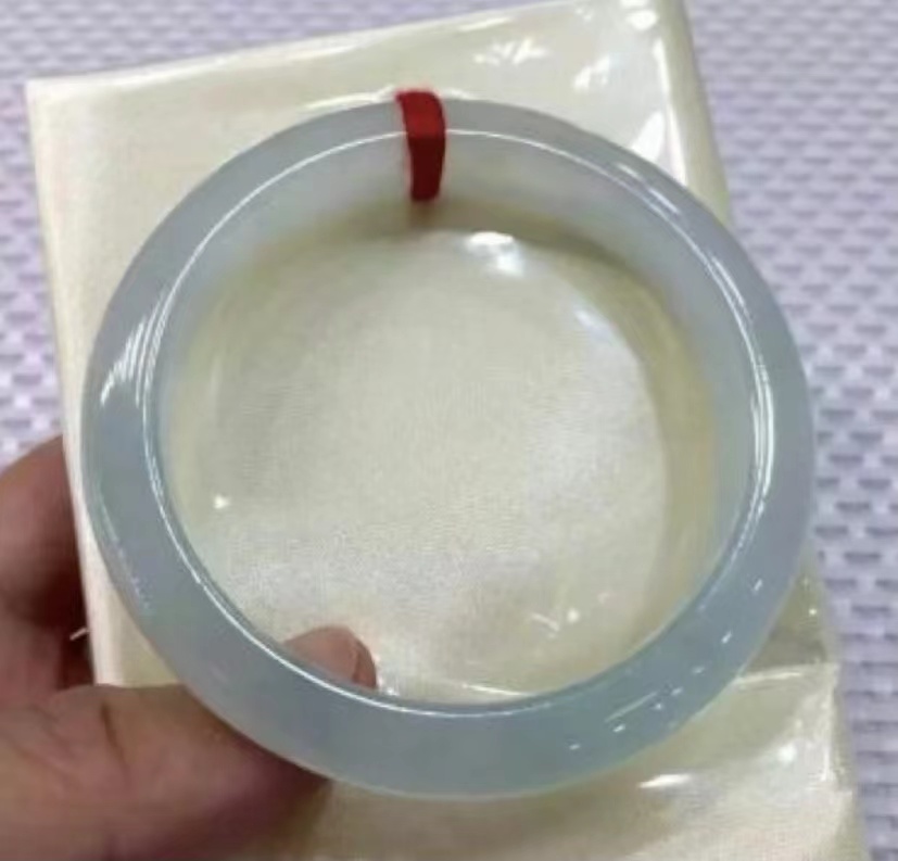 翡翠手镯|翡翠手镯为何要系红绳,包塑料红纸?