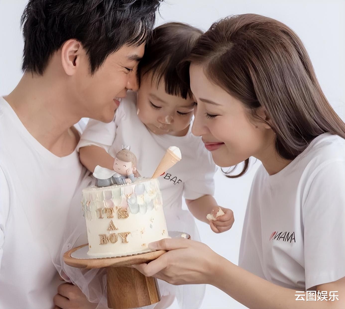 杨怡|杨怡穿短上衣大秀身材,产后5个月腰部纤细无赘肉,不像俩娃的妈