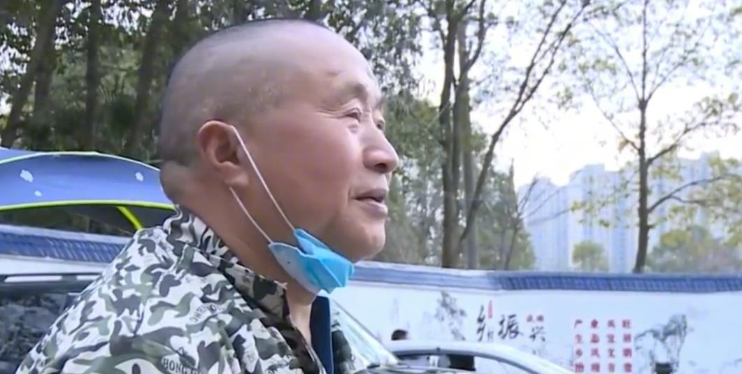 让儿子下跪磕头才给学费,又偷卖儿子婚房,老了却要儿子赡养