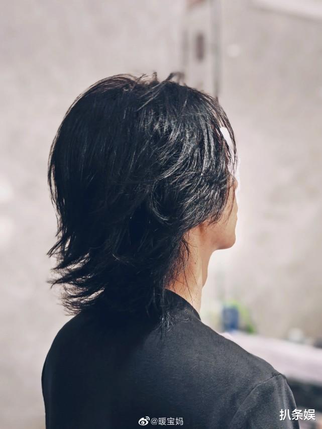 张淇|张淇罕晒与老婆合照秀恩爱，淇嫂坐街头托腮微笑，俩人好有夫妻相