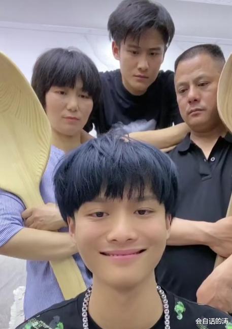 |7200W粉“小杨哥”再翻车？“大杨哥”打弟弟被喊话：离开直播间