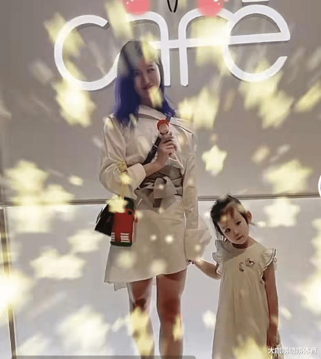 杜锋|杜锋妻子新店开业！辞去公职创业成功，他专注事业她独自带3个娃