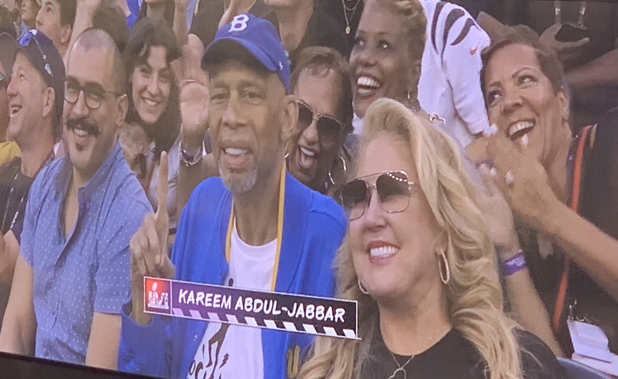 勒布朗·詹姆斯|NBA众星现身超级碗！詹姆斯激情热舞抢镜，奥尼尔吐舌卡乔帅气亮相