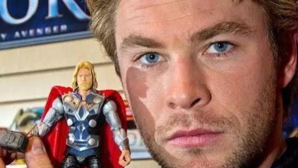 漫威|漫威主角拿到自己的专属手办，“浩克”非常满意，他却眼中含泪