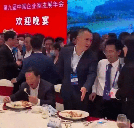 钟楚曦|蹭不进的圈子，就别蹭了！董明珠一张婚宴私照流出，打脸多少人？