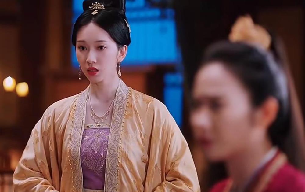 黑粉|《卿卿日常》五少主开府宴中毒，和上官婧感情升温，李薇冷静救人