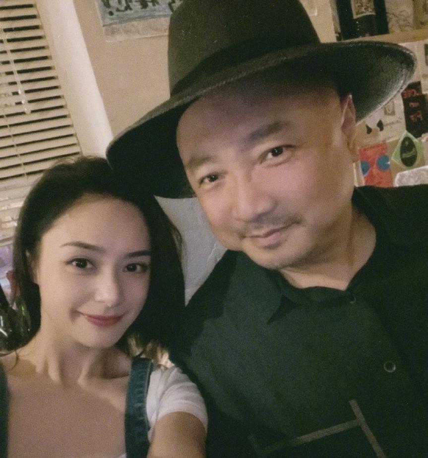 阿娇|徐峥参加好友聚会,与阿娇贴身合照面色红润,饭桌上全是茅台豪横