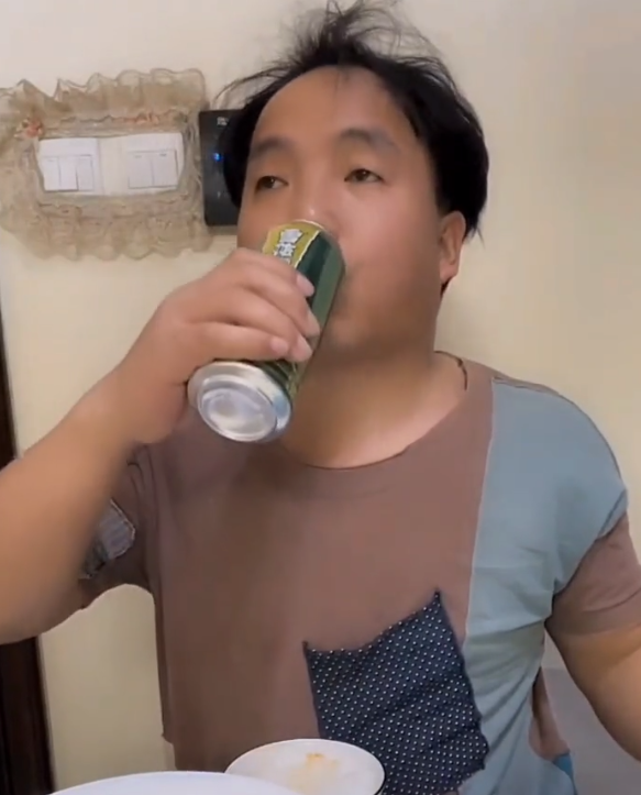 赵本山|赵本山72号徒弟生活凄凉：大米饭配黄豆酱，喝3元一罐的啤酒