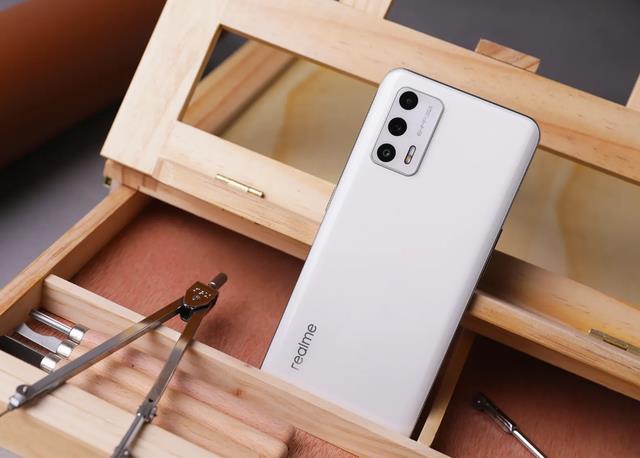 红米手机|真我GTNeo2T很良心,天玑1200+65W快充,12+256G卖1999