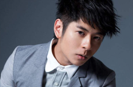 胡鸿钧|整容成瘾被嘲削骨还父，男女通吃恋上绯闻女王，如今全靠谁红和谁玩？