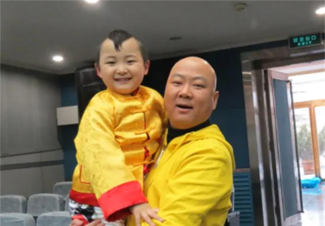 易烊千玺|他4岁登台,6岁上春晚,8岁却因病去世,人称“年画娃娃”