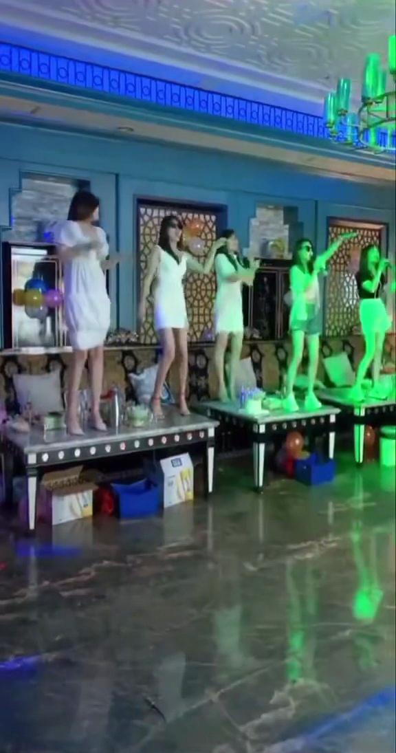 回顾男子感谢朋友的帮助,请一群女下属陪其唱歌,被朋友老婆逮住