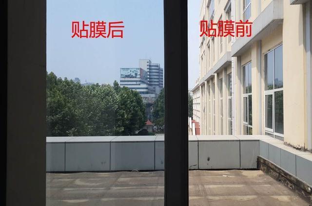 别再傻傻装窗帘了,现在都流行用这种膜,价钱低,隐秘性还更强