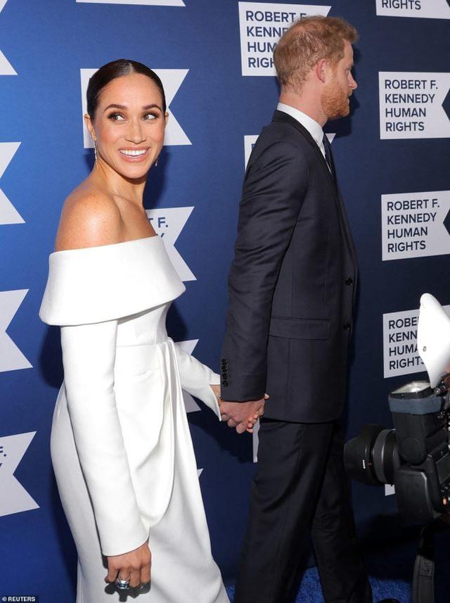 欧美明星|41岁梅根咧着大嘴去领奖，穿露肩裙要跟嫂子比美