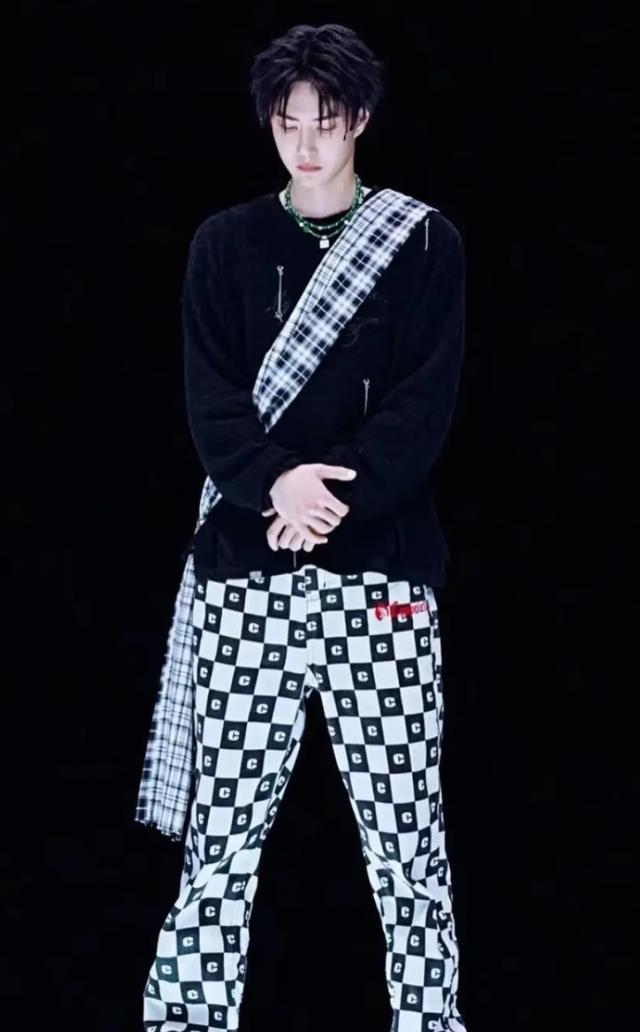 王一博|王一博人狠话不多?战队风格直接battle,三天不练舞就踢人!