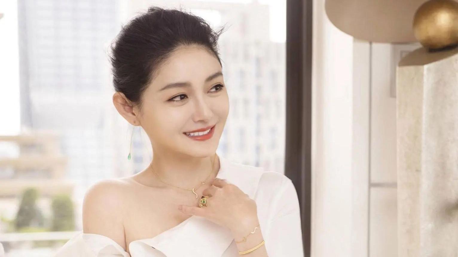 大S|徐熙媛穿白色露肩衣，张兰爆料丑事，汪小菲说不要脸，大S晒账单