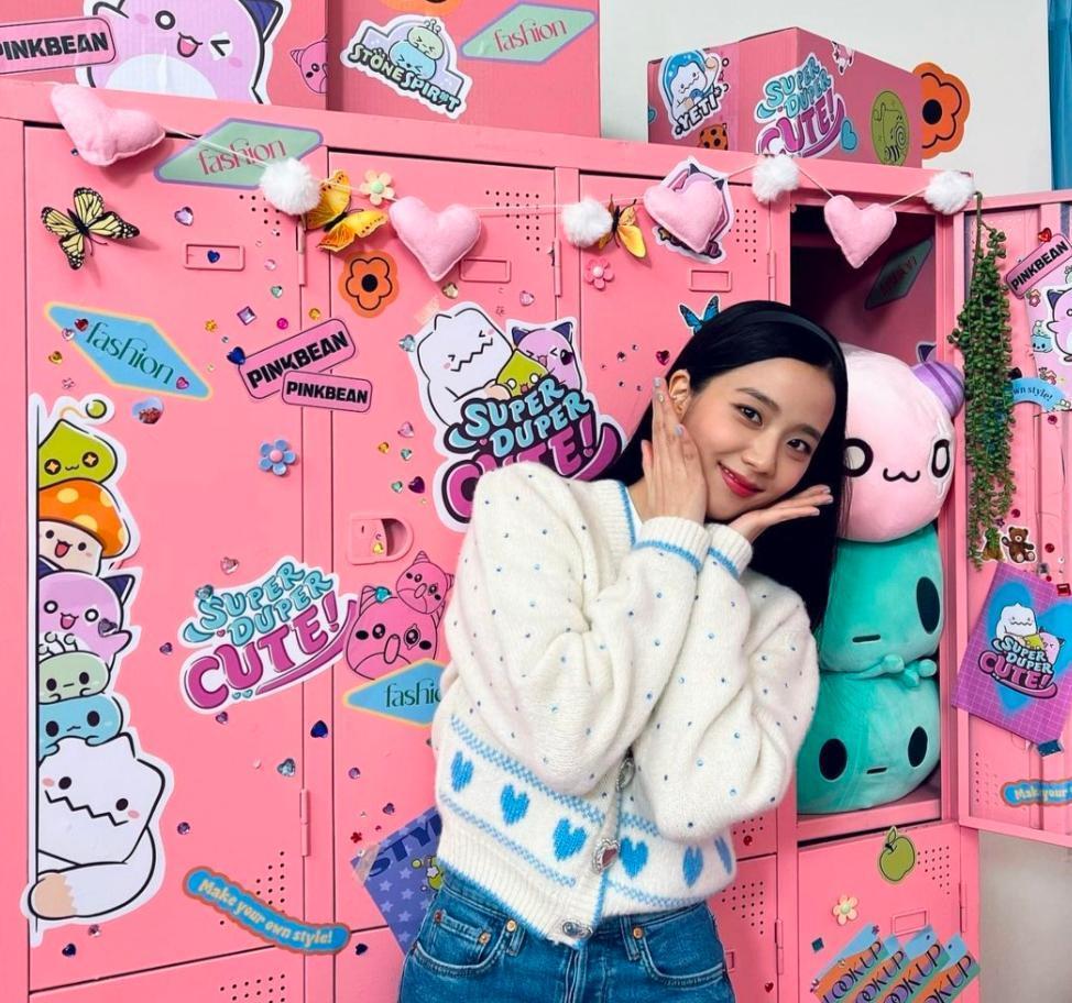 金智秀|Jisoo 对粉丝比中指的视频流出，网友这次不骂人，反而直呼太可爱