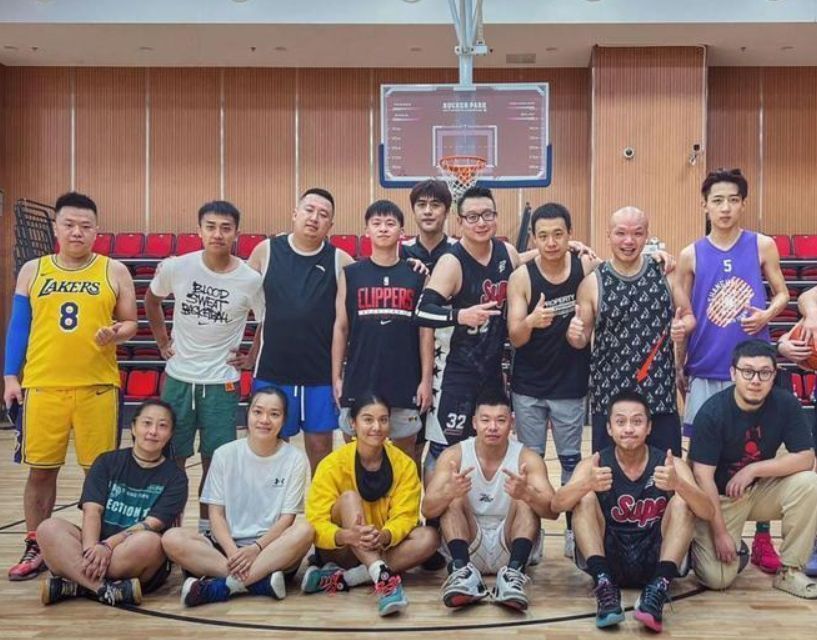 邓超|孙俪晒老公近况,邓超在家写毛笔字遛狗,网友:提前过上老年生活