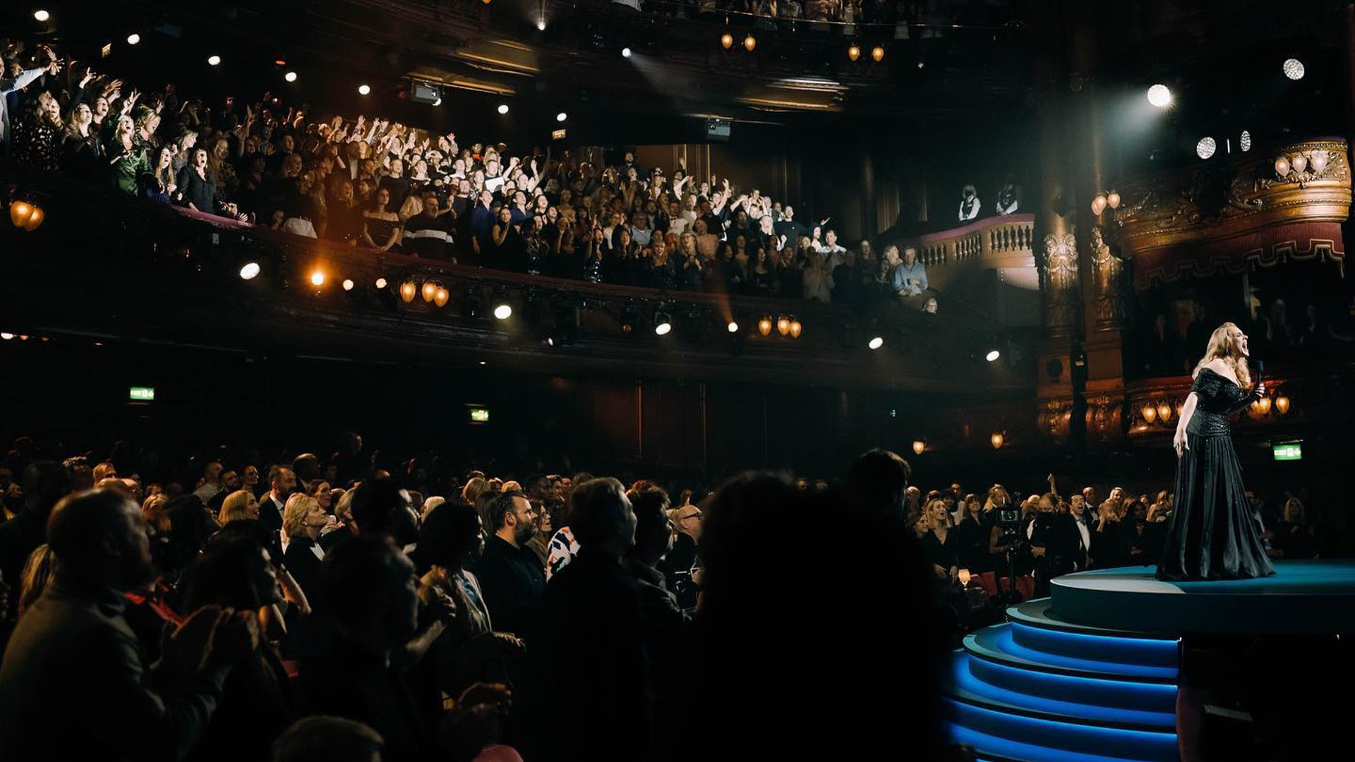 阿黛尔|团队一半人感染，阿黛尔含泪宣布演唱会延期：我沮丧极了！