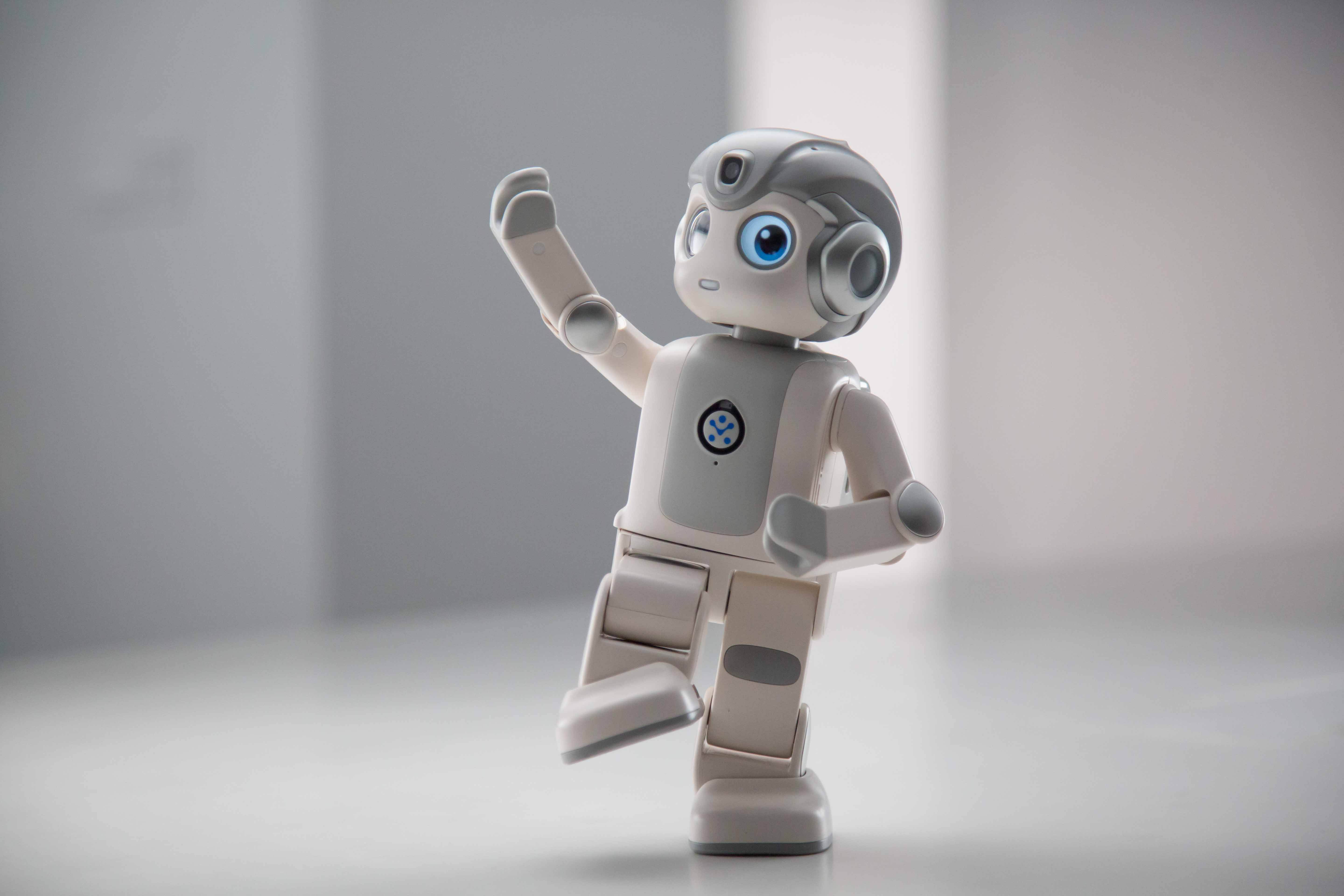 从广义上讲，任何能与人类互动的机器人都可以称为“社交机器人”
